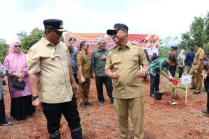 Pj Gubernur Sulsel Janjikan Puluhan Ribu Bibit Tanaman Bisnis ke Warga Luwu Timur