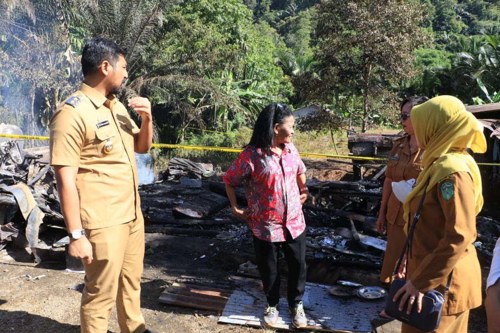 Wabup Luwu Timur Serahkan Bantuan Korban Kebakaran di Asuli