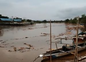 BPBD Luwu Timur Bersihkan Sungai Malili yang Kotor dari Tumpukan Sampah Kayu