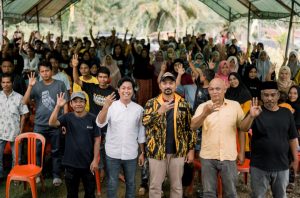 Dukung Bangkit ke Kursi DPRD Luwu Timur, Wabup Akbar Foto Pose Nomor Urut Bangkit Bareng Warga