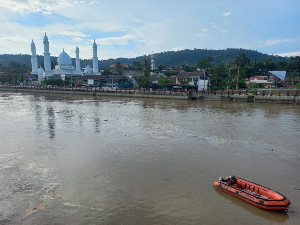 BPBD, Basarnas dan Damkar Luwu Timur Bersihkan Sampah Kayu Sungai Malili