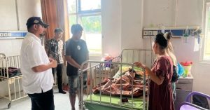 Wabup Akbar Jenguk Qonita di RSUD I La Galigo Luwu Timur