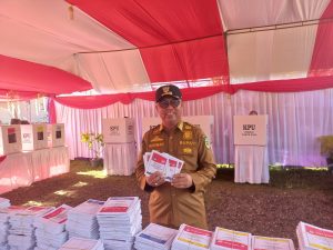 Ditemani Istri, Bupati Budiman Salurkan Hak Pilih di TPS 10