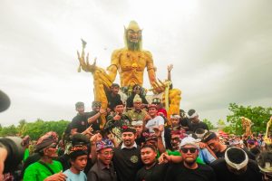 Budiman dan Akbar Pawai Ogoh-ogoh di Tomoni Timur