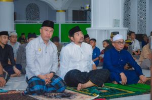 Bupati Budiman dan Wabup Akbar Tarwih Perdana di Masjid Agung Malili