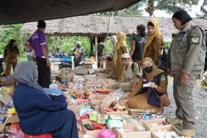 Tim Pengawas Obat Makanan Luwu Timur Temukan Barang Kadaluarsa di Pasar Tampinna