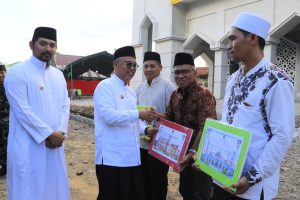 Budiman dan Akbar Salat Id Idul Adha di Masjid Agung Malili