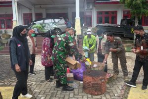 Tim Pengawasan Obat Makanan Luwu Timur Musnahkan Barang Kadaluarsa Hasil Operasi Pasar