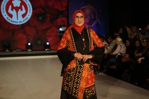 Sufriaty Fashion Show Dekranasda Sulsel Dengan Balutan Khas Taipa