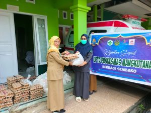 Puskesmas Mangkutana Bagi Paket Sembako ke Warga Kurang Mampu