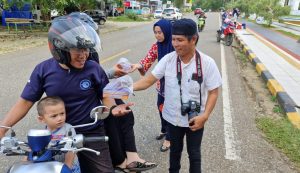 Gerakan Luwu Timur Jumat Sedekah Bagi Takjil Gratis di Jalan Sam Ratulangi