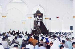 Bupati Budiman, Ketua DPRD Aripin dan Kapolres Luwu Timur Salat Ied di Masjid Agung