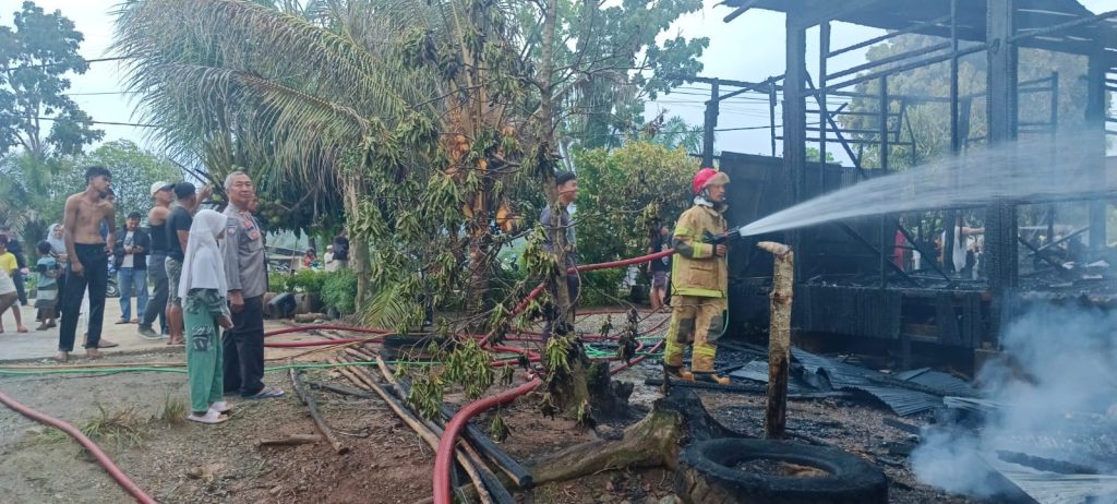 Rumah Terbakar Saat Pemilik Cari Makan di Pujasera Malili