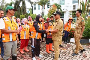 Hari Pertama Berkantor Pasca Lebaran, Budiman Kumpul Pegawai Depan Kantor Bupati Luwu Timur