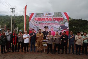 Tanam Pohon di Mapolres yang Baru, Kapolda Sulsel Nilai Luwu Timur Bisa Jadi Contoh Baik