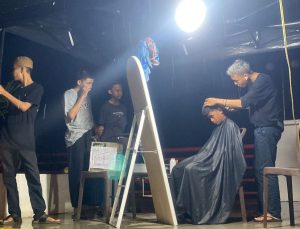 Uncle’s Dills Gelar Cukur Bayar Seiklasnya di Anjungan Sungai Malili, Dananya Untuk Korban Bencana