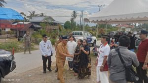 Camat Tomoni Timur Temani Bupati Budiman Melayat di Desa Pattengko