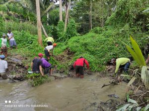 Camat Angkona, Warga Bersihkan Saluran Pembuangan Manakai Antisipasi Banjir