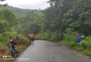 Camat, Kades Kerjasama Bareng Warga Bersihkan Jalan Poros Tawakua-Tarabbi