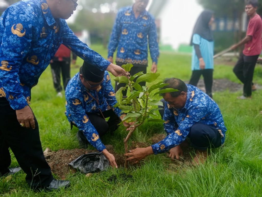 Peduliki Saya Jagaki, Camat Tomoni Timur Tanam Pohon Mangga di SMPN 1 Tomoni Timur