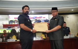 Ranperda Pertanggungjawaban APBD 2023 Luwu Timur Diserahkan Wabup Akbar Diterima Ketua DPRD Aripin