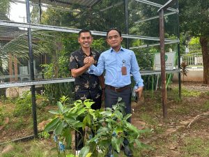 ‘Kado’ Kajari Bitung Yadyn HUT Bhayangkara ke-78, Bibit Alpukat dan Durian ke Polres Luwu Timur