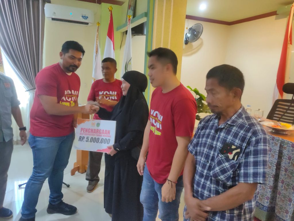 Wabup Akbar Serahkan Bonus Atlet di Raker KONI Luwu Timur