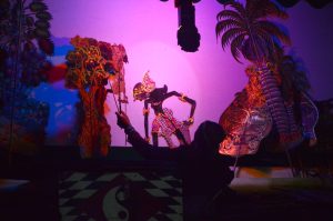 Budiman-Akbar dan Ketua PKK Luwu Timur Nonton Bareng Wayang Golek di Tomoni