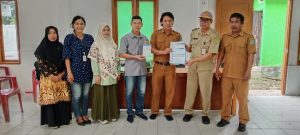 Pemdes Cendana Hitam Serahkan Rp 10 Juta untuk Bumdesma Tomoni Timur