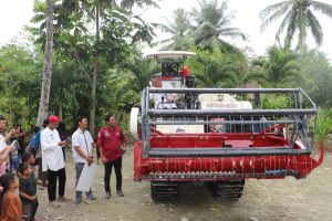 Bupati Luwu Timur Serahkan Alsintan Ke UPJA di Kantor Desa Mekar Sari