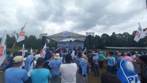 Isrullah-Usman Sadik Borong Dagangan Kaki Lima Sebelum Daftar ke KPU Luwu Timur