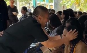 Kasih Emak-emak kepada Irwan Bachri Syam, Dapat Pelukan Hangat di Tempat Duka