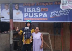 Emak-emak Garis Keras IBAS-Puspa, Gendong Anak Sosialisasi dan Pasang Baliho di Rumah Warga