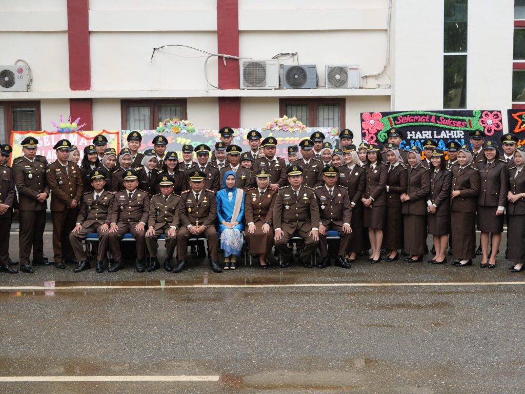 Hujan Guyur Peringatan Hari Lahir Kejaksaan di Kejari Luwu Timur, Kajari Budi Nugraha dan Peserta Tetap Khidmat