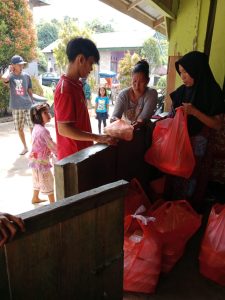 Isrullah-Usman Bantu Korban Banjir di Togo Luwu Timur
