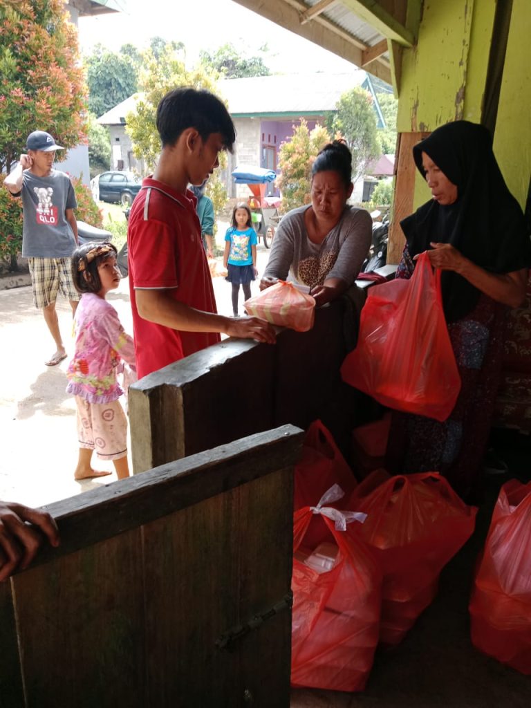 Isrullah-Usman Bantu Korban Banjir di Togo Luwu Timur