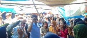 Isrullah-Usman Blusukan di Pasar Malili, Warga Curhat