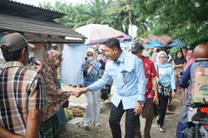 Warga Sambut Hangat Isrullah Achmad Saat Blusukan di Pasar Wotu