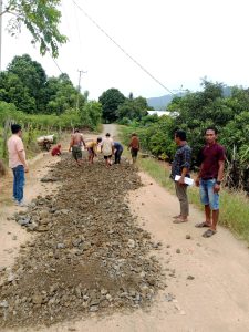 Tak Diperhatikan Pemerintah, Isrullah-Usman Inisiatif Perbaiki Jalan di Tarabbi