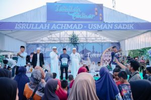 Isrullah-Usman Bagi 1.000 Al Quran dan Hadiah Umroh di Tabligh Akbar