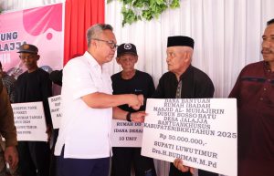 Resmikan Kantor Desa Jalajja, Budiman Serahkan Bantuan Pertanian