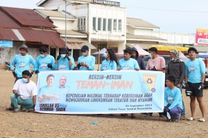 Milenial Isrullah-Usman Aksi Bersih-bersih di Pasar Towuti