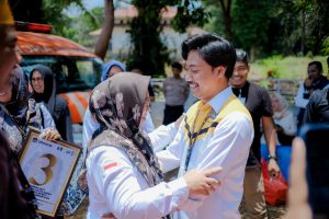 Anggota DPRD Lutim dari Golkar Bangkit Cium Peluk Puspawati Husler Usai Pengambilan Nomor Urut: Eh Anaknya Mama