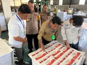Ketua Bawaslu Lutim Pantau Pencetakan Surat Suara Pilkada 2024