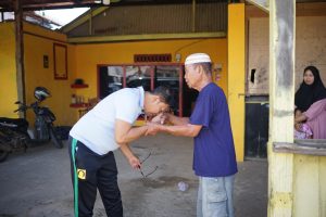 Isrullah Achmad Bantu Biaya Operasi Mata Warga di Malili