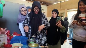 Masyarakat Biasa, Puspawati Husler Racik Sendiri Kapurungnya di Sela Kampanye, Warga: Dari Dulu Memang Merakayat