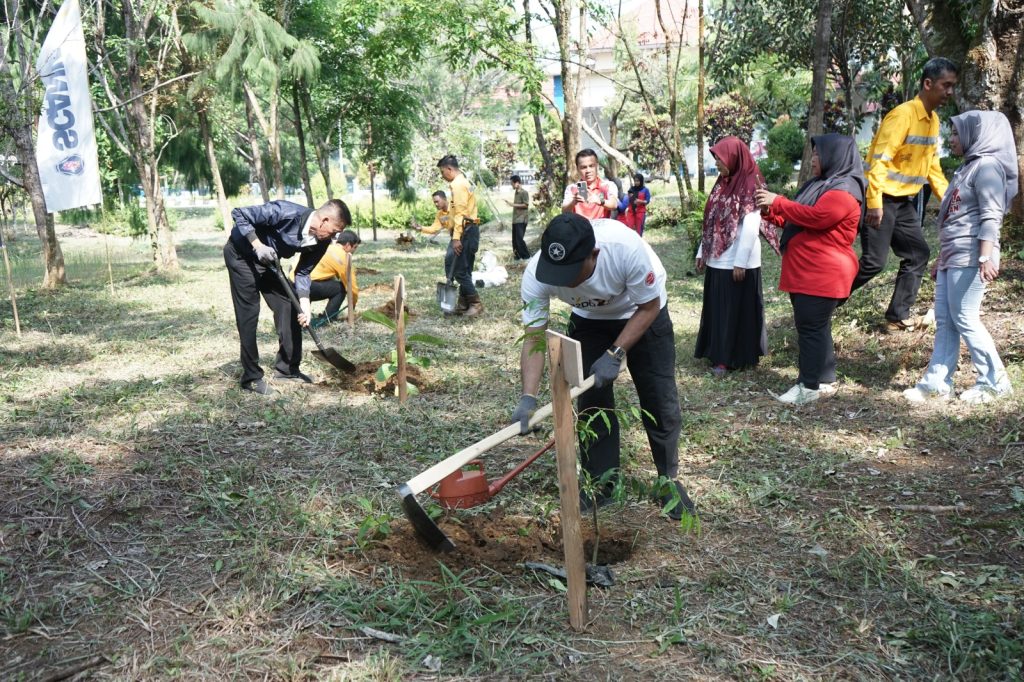 PT United Tractor dan DLH Luwu Timur Tanam 500 Pohon di Taman Sayang