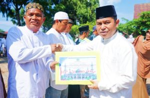 Hari Santri Nasional, Jayadi Nas Serahkan Bantuan Hibah