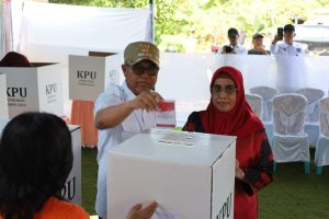 Pilkada Serentak 2024, Bupati dan Wabup Luwu Timur Coblos Ditemani Istri