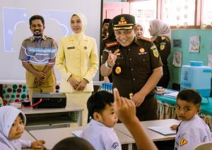 Kejari dan Dinas Pendidikan Luwu Timur Bagi Makanan Bergizi di SDN 257 Kawata